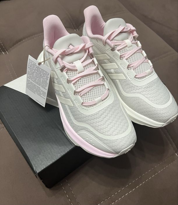 Продам кроссовки Adidas размер 37