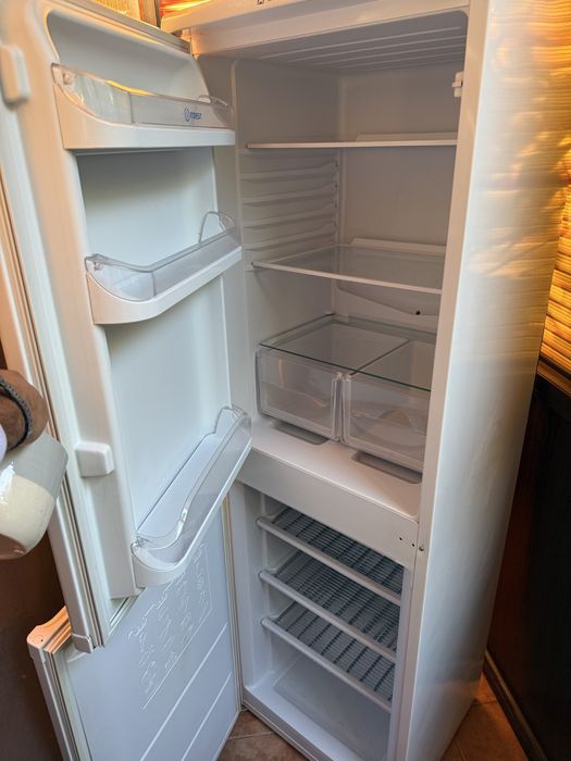 Frigider INDESIT cu congelator separat