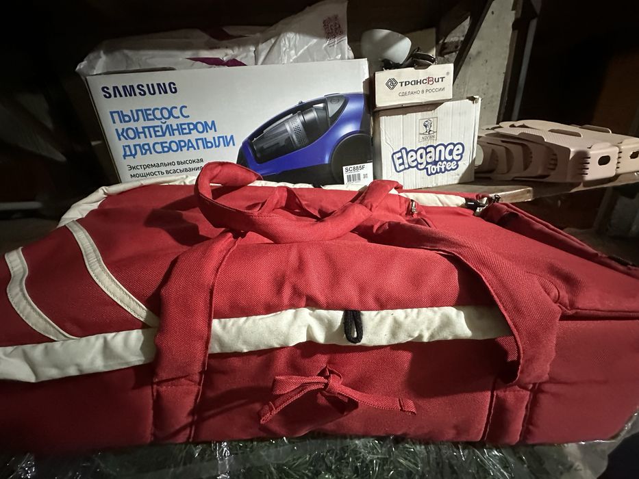 Детская коляска красного цвета