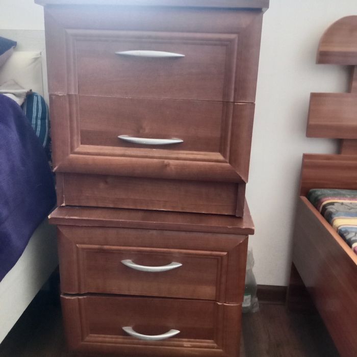 Продам стол, две кровати и тумбочки