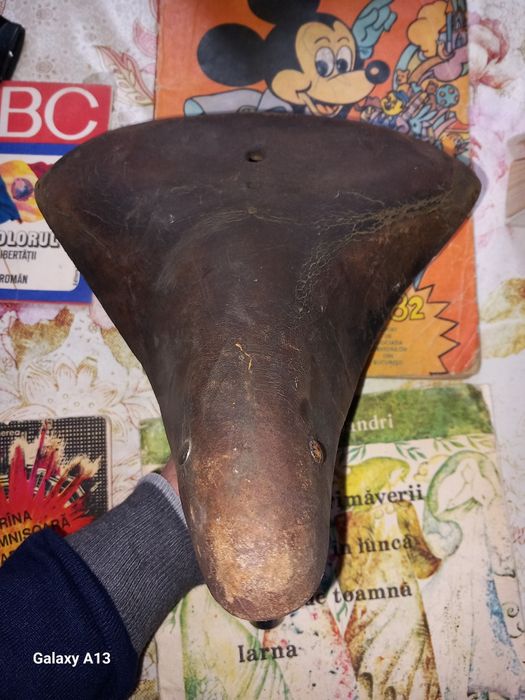 Scaunul piele  vechi fain