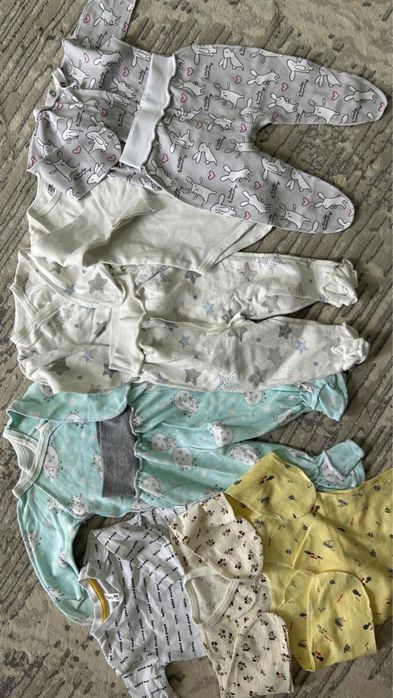 Пакет детских вещей для мальчишек и девочек.