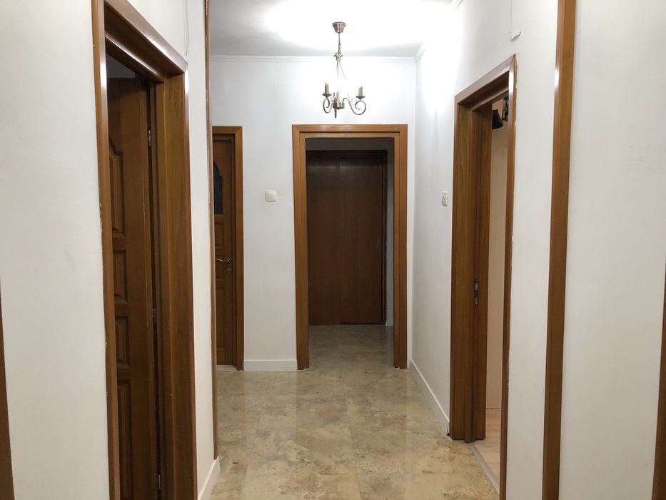 Apartament 4 camere+curte individuala