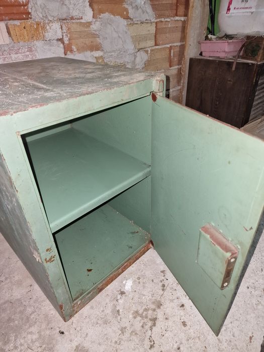 Стара метална каса