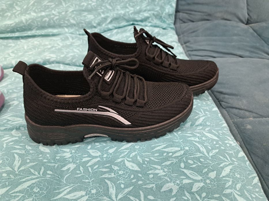 Продам кроссовки детские