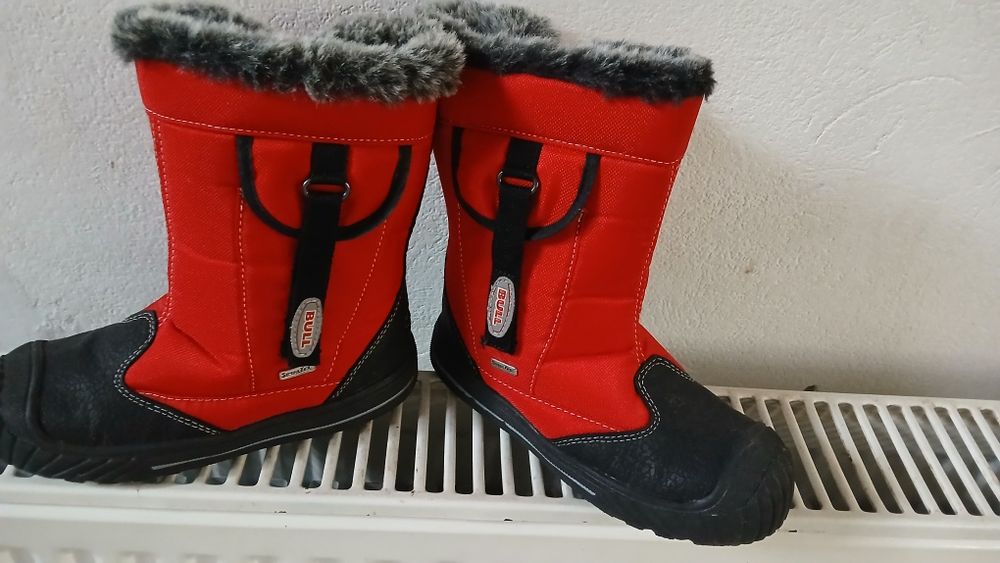 Vindem cizme copii ,impermeabile ,mărime 32 ,au  blanita în interior.