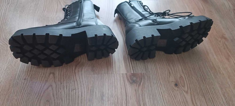 Дамски черни кубинки от изкуствена кожа.