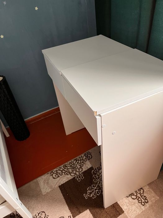 Столик туалетный