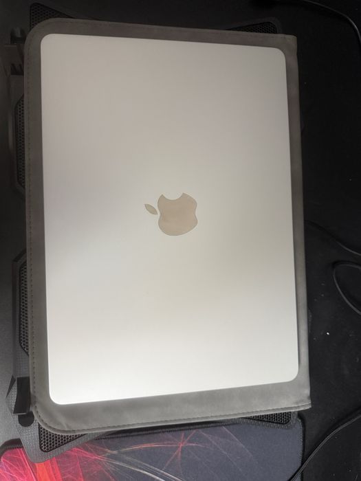 Продам macbook air m2. В хорошем состоянии.