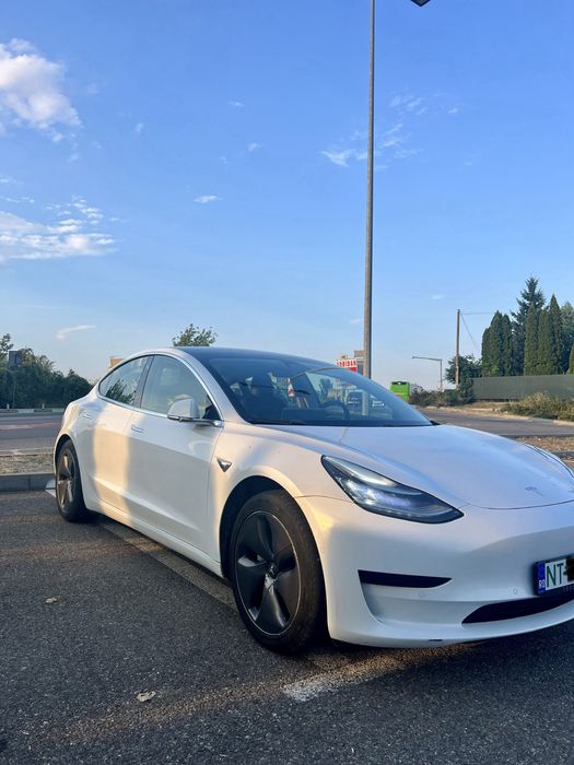 Tesla Model 3 SR+, baterie LFP 90%, an 12.2020  Autopilot 3