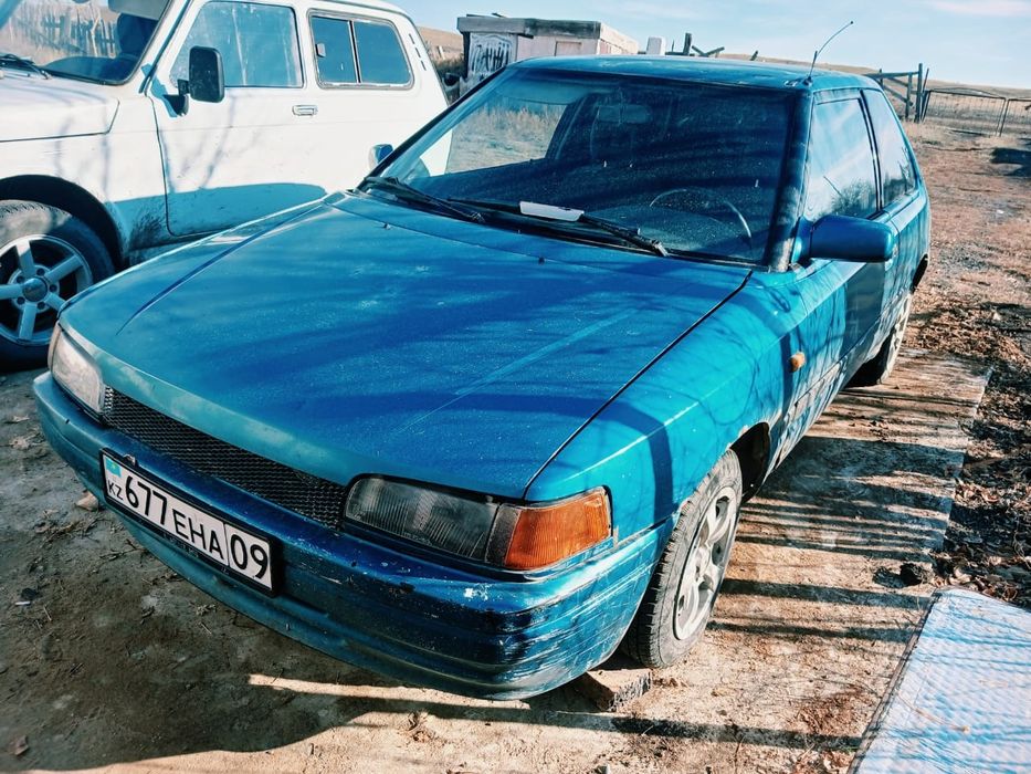 Машина Mazda 323