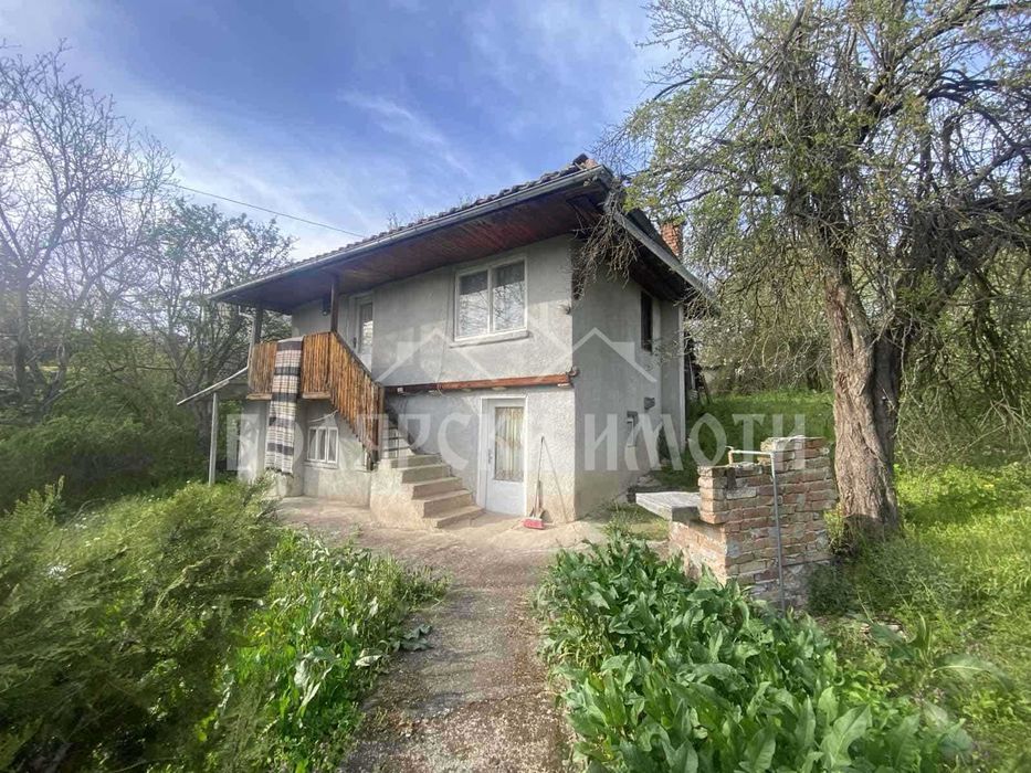 Къща с двор в село Леденик