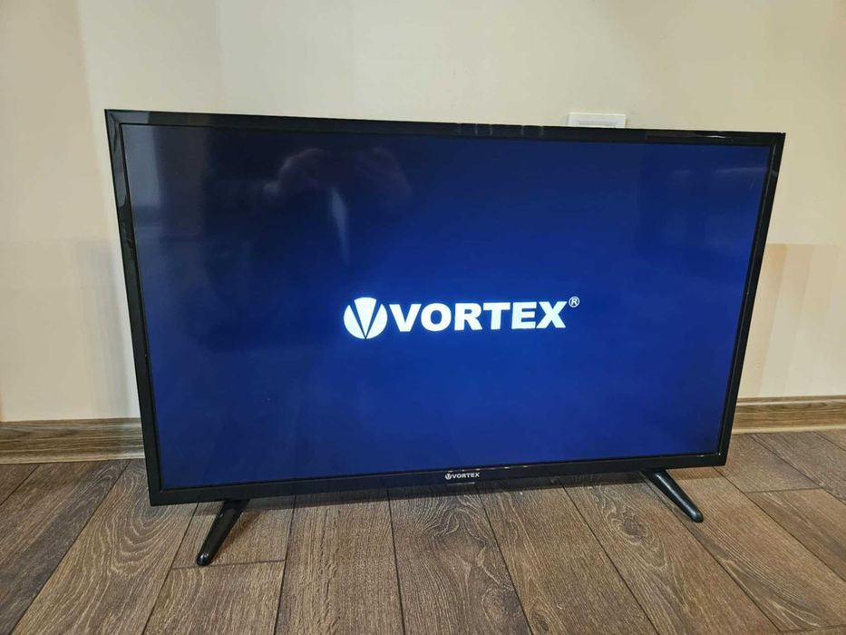 LED телевизор VORTEX 32” + стенна стойка SOTW 35A1