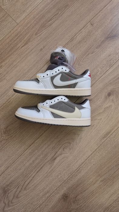 Jordan
x Travis Scott Air Jordan 1 Low OG "Reverse Mocha" sneakers