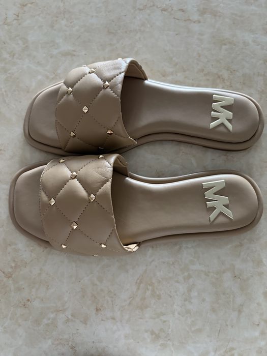 Нови чехли Michael Kors