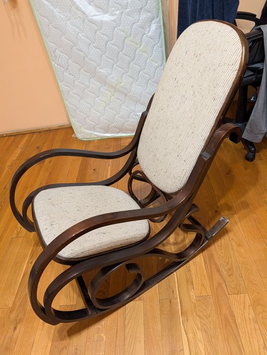 Дървен люлеещ се стол