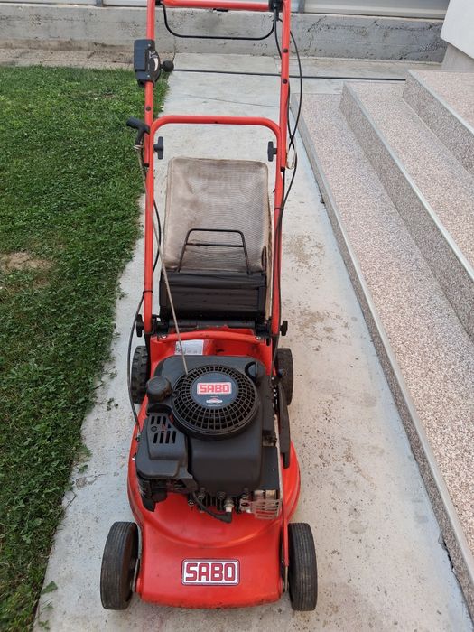 Vând mașină de tuns iarba pe benzină Sabo.