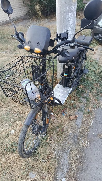Elektroskuter qora