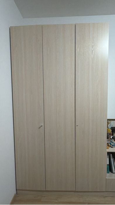 Продам 2 высоких вместительных шкафа