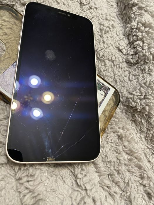 Продам Iphone 12