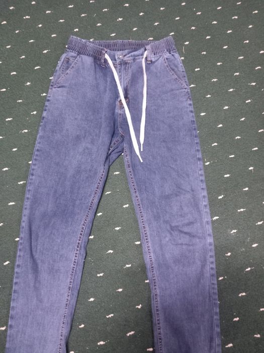 Jensi shim ozgina kiyilgan