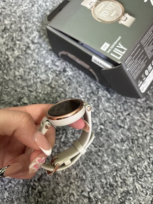Продава се часовник Garmin Lily