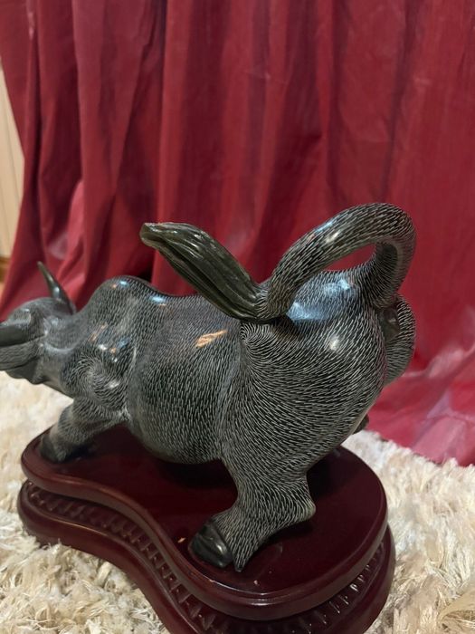 Нефритовая статуэтка ручной работы