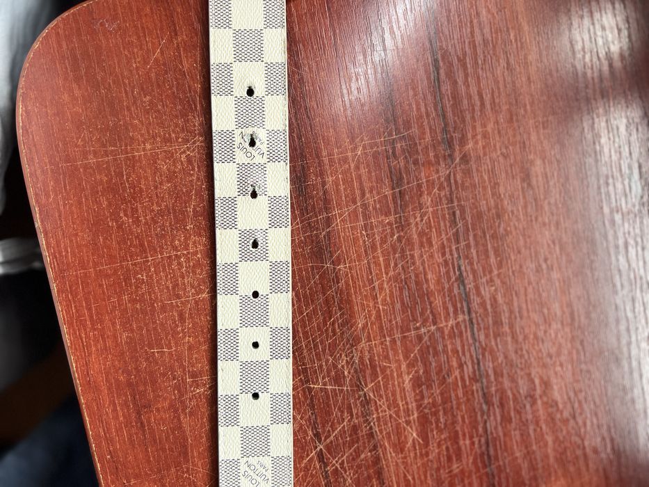 Curea de piele lacuita LV