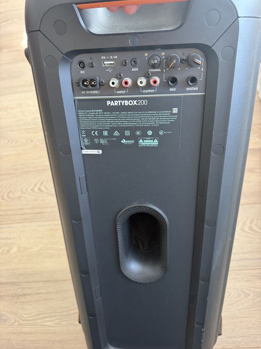 Jbl boxe partybox 200