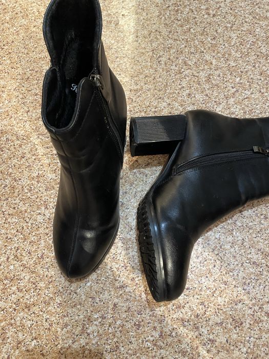 Срочно  полусапожки  женские  продам .