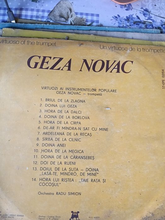 Vand lot de 8 discuri cu muzica populara românească, sunt in stare bună. Banii sunt acceptați doar prin curier nu pe card