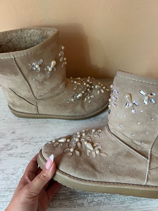 Плюшени бежови боти с нашити блестящи камъни и перли 38 номер с плюш
