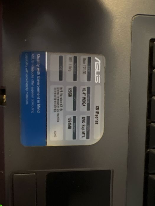 Лаптоп Toshiba със зарядно