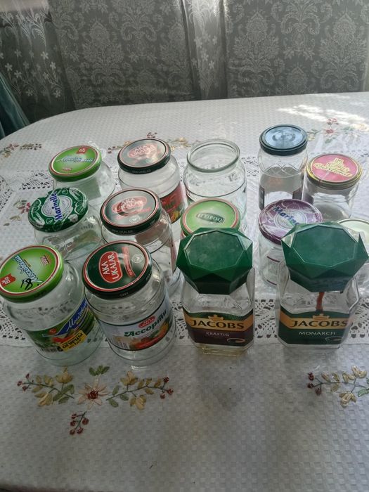 банки  разные и маленькие