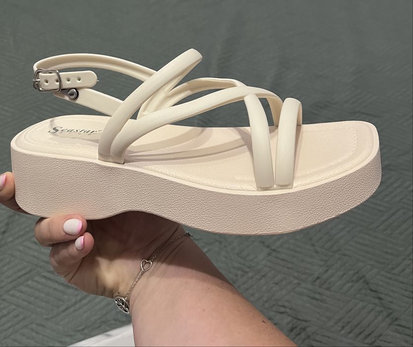 Дамски сандали в бежово