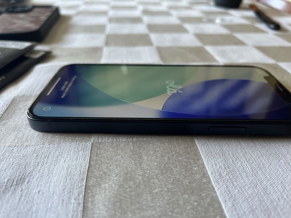 Продавам iphone 12