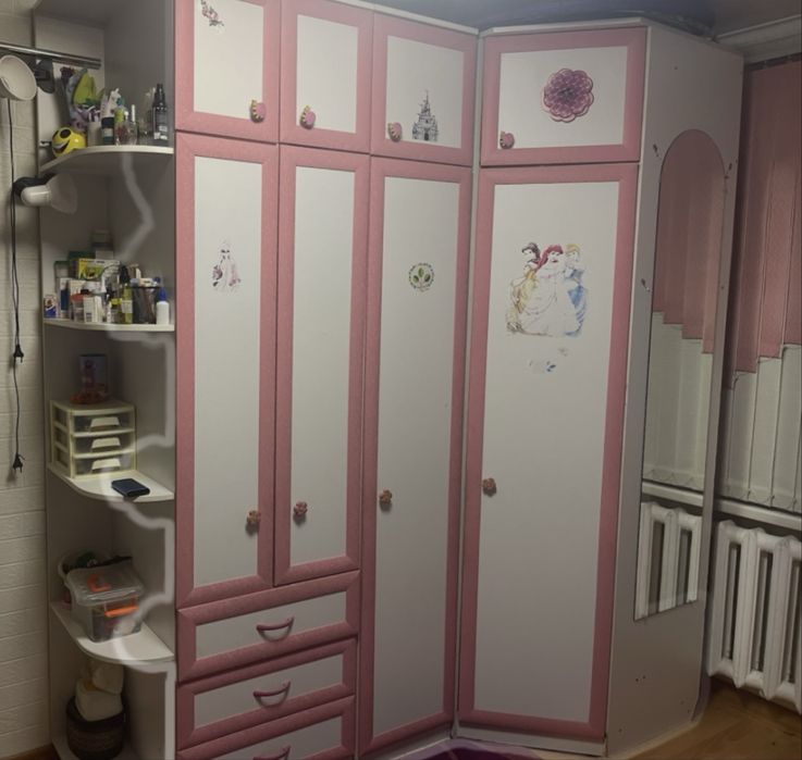 Шкаф для девочек , очень удобный угловой