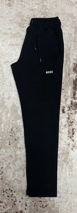 Vând compleu nou de bărbați Boss