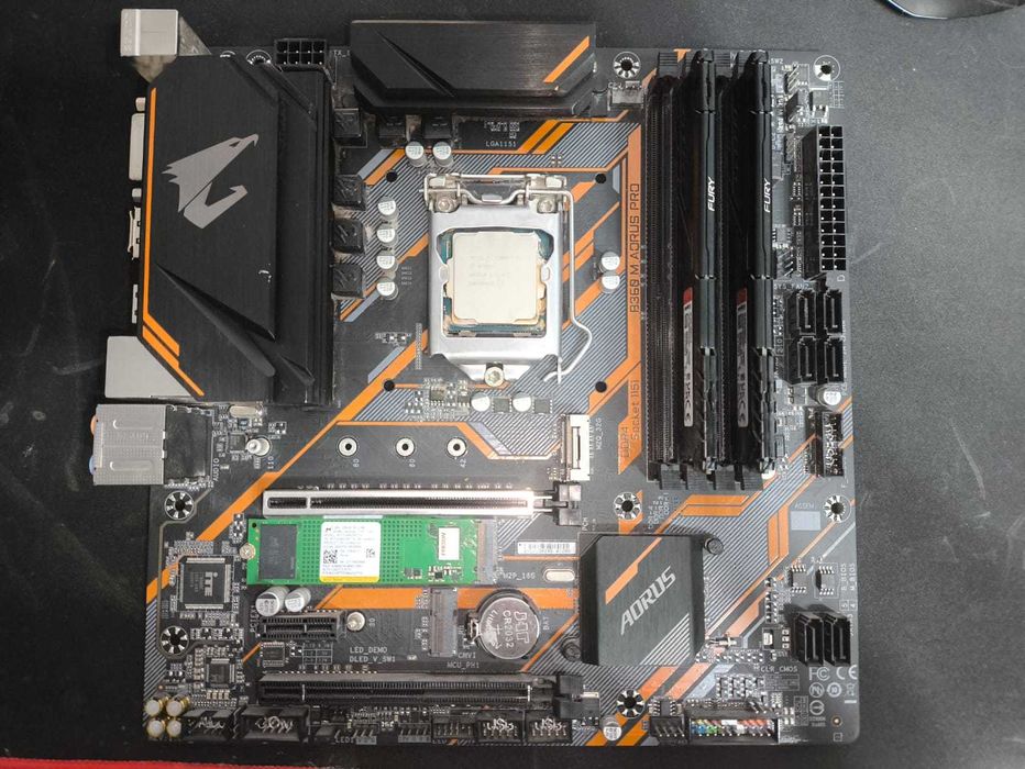 Материнская плата Asus B360M PRO в комплекте.