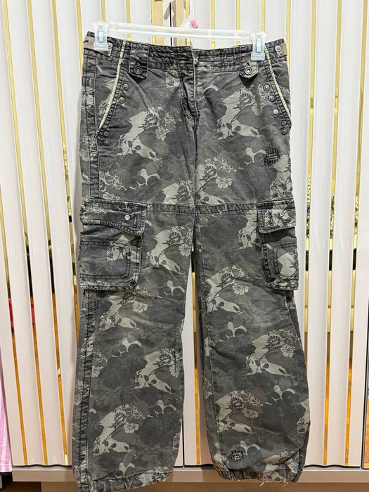 Стильные карго-брюки камуфляж с цветочным принтом