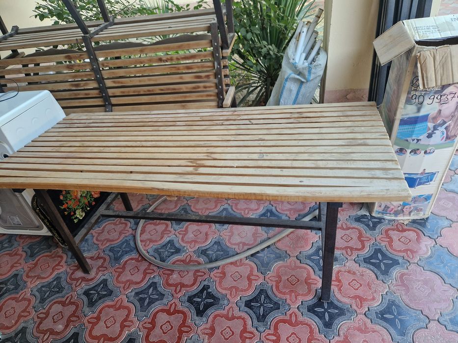 Дачник. Писменные столы и камот в хорошом состоянии. Срочно.