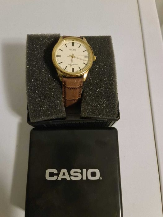Ceas Casio Clasic Aurit – Cadran Alb / Curea Piele Maro – Cu Cutie