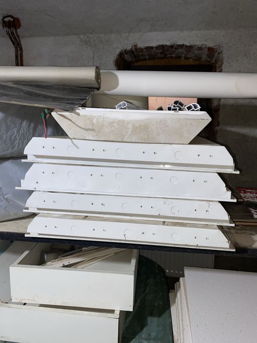 Vand 4 corpuri de iluminat tavan casetat si 10 plafoane toate 40 lei