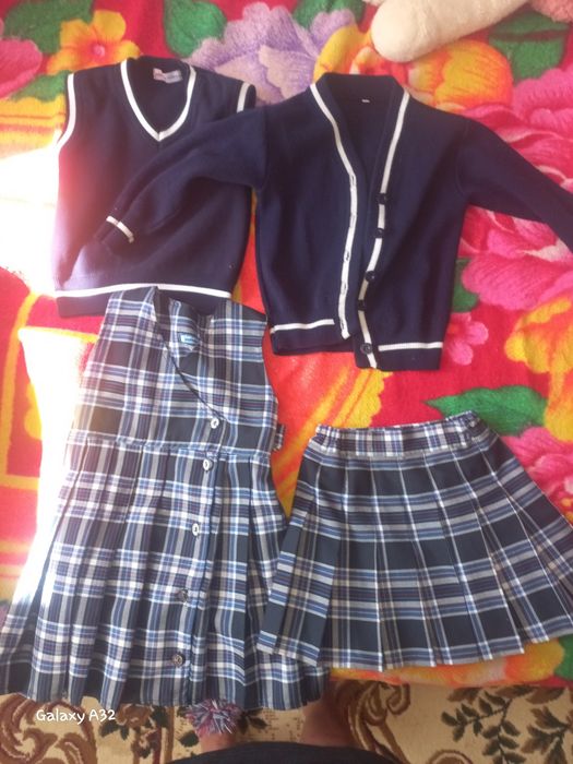 Продам школьную форму на девочку 6-7 лет