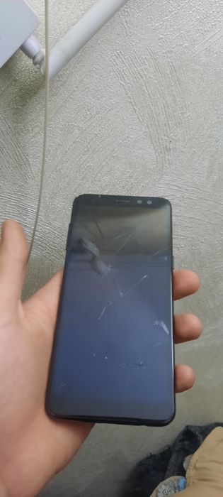 Телефон Samsung A8 вздулась батарея