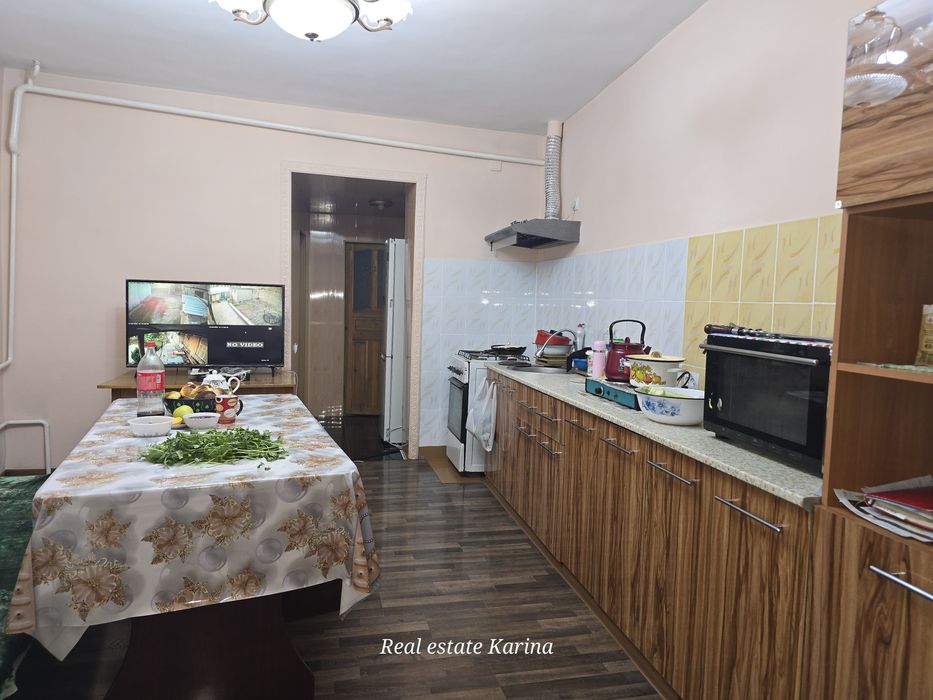 Большой двор в районе Ахунбабаева
