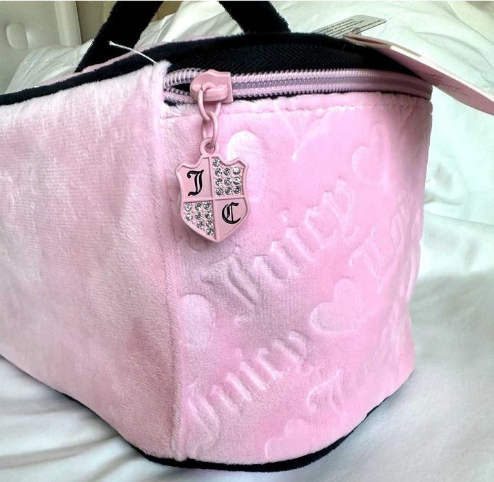 Оригинал JUICY COUTURE Розова Велурена Козметична Чанта/Несесер Голяма НОВИ с Етикет Избери!