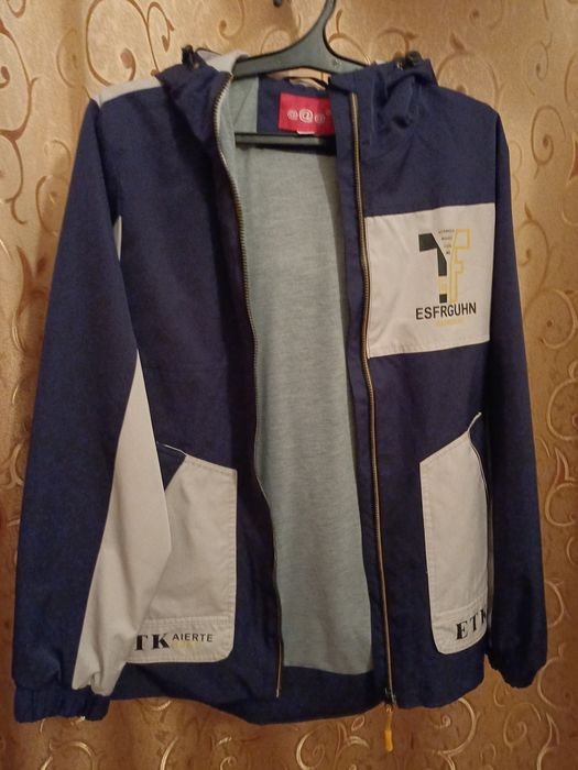 Куртка ветровка .