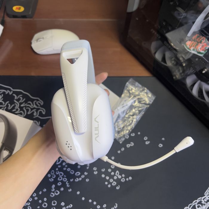 Продам наушники aula s8