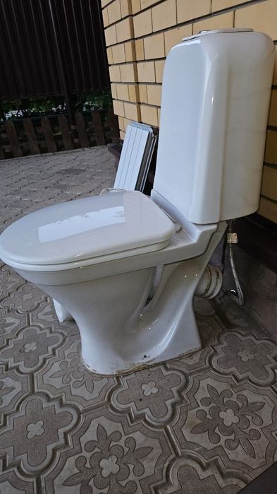 Унитаз б/у с бачком.